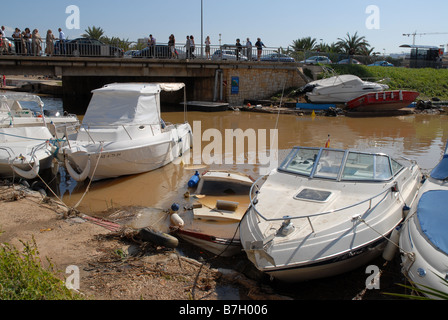 Barche in Rio Gorgos il giorno dopo che scoppio le sue banche, Ott 2007, Javea, Provincia di Alicante, Comunidad Valenciana, Spagna Foto Stock