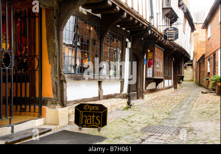 St John's Alley, Elizabethan lane del legname jettied incorniciato edifici, case, hat shop o milliners Devizes Wiltshire, Inghilterra REGNO UNITO Foto Stock