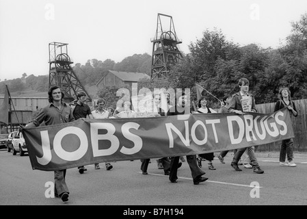 10 agosto 1984 militante del partito laburista giovani socialisti marzo con striscioni per sostenere i minatori durante la 84 sciopero, Newbridge, South Wales, Regno Unito Foto Stock