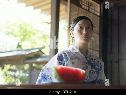 Donna che indossa uno yukata Foto Stock