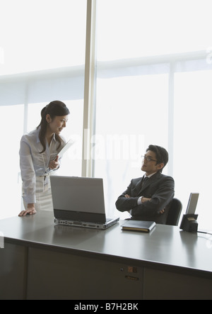 Imprenditori avente una conversazione in ufficio Foto Stock