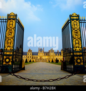 Di Napoleone 1 ringhiera e White Horse o addio courtyard Chateau de Fontainebleau Francia Foto Stock