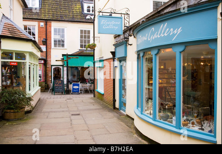 Old Swan cantiere un vicolo di negozi boutique e caffetterie in inglese tipica città mercato di Devizes Wiltshire, Inghilterra REGNO UNITO Foto Stock