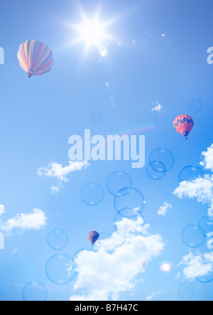 Mongolfiere sotto il cielo blu Foto Stock