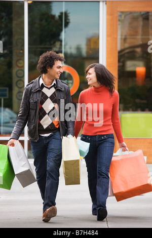 Accoppiare il trasporto delle borse della spesa Foto Stock