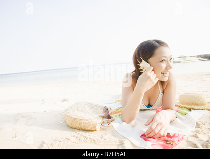 Donna giocando sulla spiaggia Foto Stock