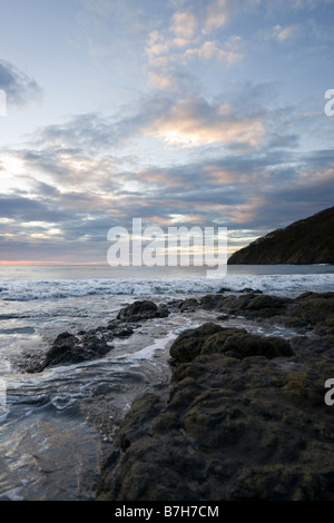 Onde infrangersi contro le rocce sulla riva di Playas del Coco, Guanacaste in Costa Rica. Foto Stock