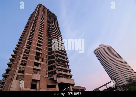 Abbandonata la metà costruito edificio di appartamenti a Bangkok. Foto Stock