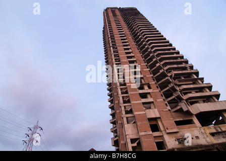 Abbandonata la metà costruito edificio di appartamenti a Bangkok. Foto Stock