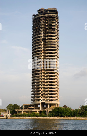 Abbandonata la metà costruito edificio di appartamenti a Bangkok. Foto Stock