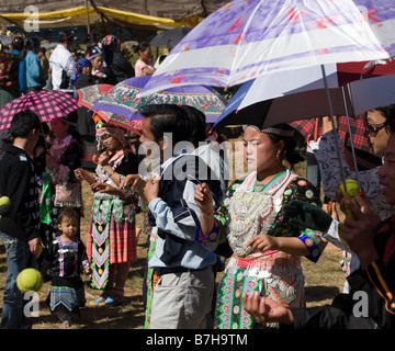 Hmong schierate a giocare la palla di gioco di un tradizionale Hmong nuovo anno celebrazione in un piccolo borgo rurale nel nord del Laos. Foto Stock