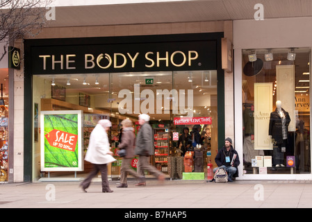 Le vendite di gennaio 2009 banner offrendo a metà prezzo o più nella finestra di Body Shop succursale in Oxford Street Londra Foto Stock