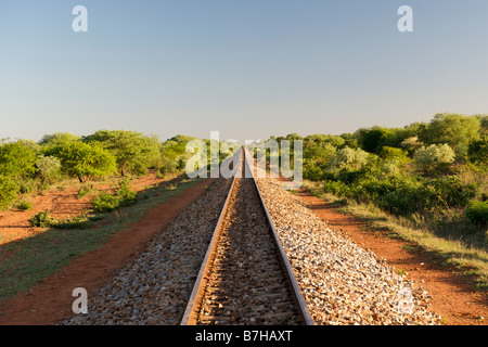 Vista lungo la linea ferroviaria che corre attraverso la provincia mozambicana di Gaza dalla capitale Maputo per lo Zimbabwe. Foto Stock
