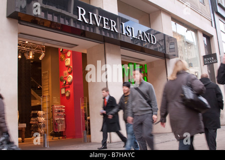 Le vendite di gennaio 2009 banner offrendo a metà prezzo o più nella finestra del fiume isola succursale in Oxford Street Londra Foto Stock