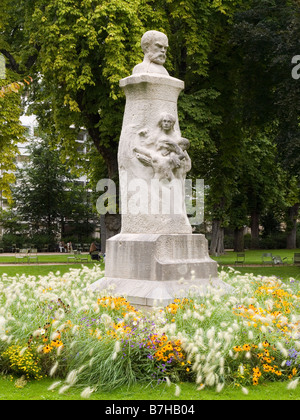 Una statua di Paul Verlaine nel Jardin du Luxembourg a Parigi, Francia Europa Foto Stock