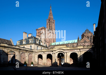 Palais Rohan e sullo sfondo la cattedrale di Notre Dame Foto Stock