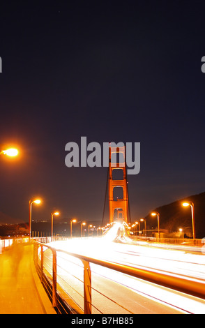 Fari di traffico di creare percorsi di luce sul Golden Gate Bridge a San Francisco California USA Foto Stock