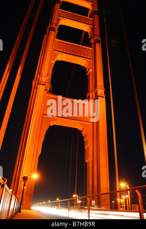 Fari di traffico di creare percorsi di luce sul Golden Gate Bridge a San Francisco California USA Foto Stock