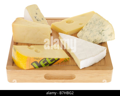 Selezione di Dessert freschi Formaggi su un formaggio B isolata contro uno sfondo bianco con nessun popolo e un tracciato di ritaglio Foto Stock