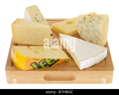 Selezione di Dessert freschi Formaggi su un formaggio B isolata contro uno sfondo bianco con nessun popolo e un tracciato di ritaglio Foto Stock