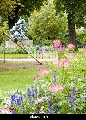 Sculture e opere d'arte tra i graziosi fiori nel Jardin du Luxembourg a Parigi, Francia Foto Stock