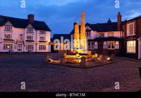 Sandbach Cheshire sassone rare croci in pietra situato in piazza del mercato Foto Stock