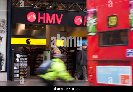 Le vendite di gennaio 2009 banner offrendo a metà prezzo o più nella finestra del ramo HMV in Oxford Street a Londra Foto Stock