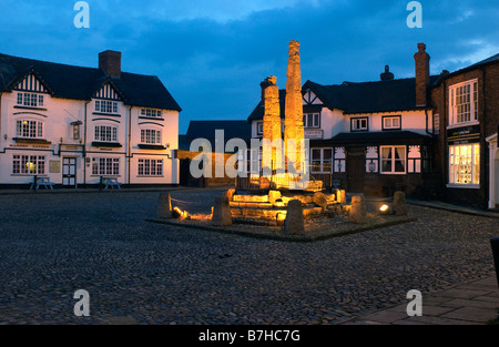 Sandbach Cheshire sassone rare croci in pietra situato in piazza del mercato Foto Stock