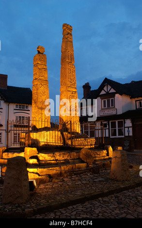 Sandbach Cheshire sassone rare croci in pietra situato in piazza del mercato Foto Stock