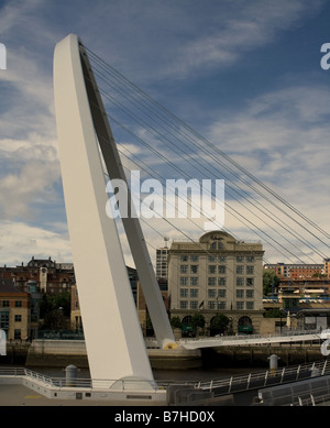 Una foto del Millenium Bridge attraverso il fiume Tyne tra Newcastle Quayside e Gateshead Foto Stock