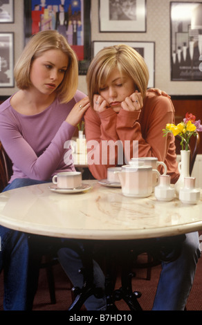 Una donna è consolante un altro in un ristorante di una tazza di caffè Foto Stock