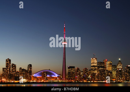 Il Rogers Centre, CN Tower & Downtown Toronto, Ontario, Canada Foto Stock