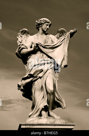 Angelo statua lungo Pont Sant Angelo, Roma Italia Foto Stock