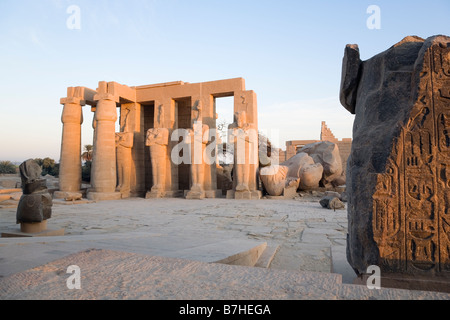 Luxor, Egitto, Africa. Il Ramesseum, tramonto Foto Stock