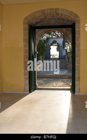 Hala Sultan Tekkesi moschea arco di ingresso con la luce solare che passa attraverso le porte principali nei pressi di Larnaca, Cipro Foto Stock