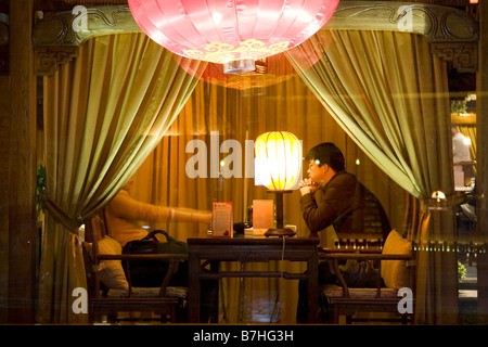 Una coppia in una cabina privata in un moderno teahouse in Cina. Foto Stock