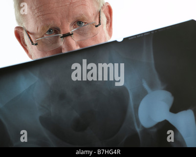 Medico con XRAY CERCANDO DI FOTOCAMERA Foto Stock