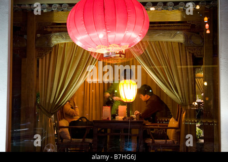 Una coppia in una cabina privata in un moderno teahouse in Cina. Foto Stock