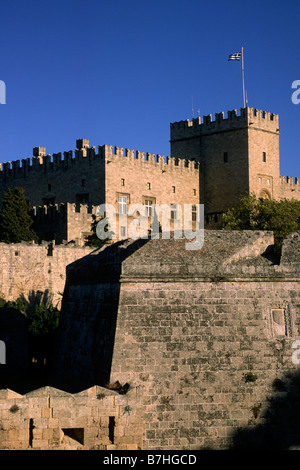 Grecia, Isole del Dodecaneso, Rodi, mura della città e Palazzo del Gran Maestro, castello dei Cavalieri Foto Stock