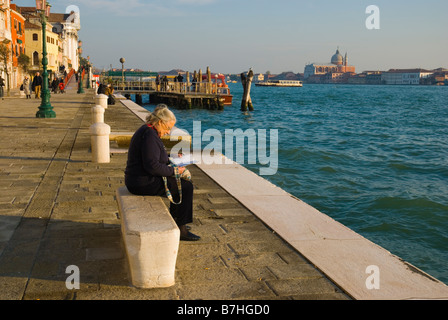 La Fondamenta Zattere allo Spirito Santo viale lungomare in Dorsoduro Venezia Italia Europa Foto Stock