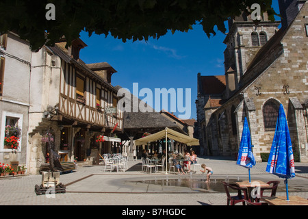 Metà edificio con travi di legno e il cafe' Auberge du centre Nolay Bordeaux Francia Foto Stock