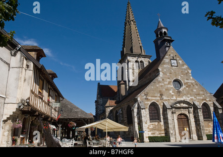 Metà edificio con travi di legno e il cafe' Auberge du centre e chiesa Nolay Bordeaux Francia UE Foto Stock