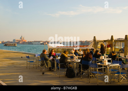 Cafe lungo la fondamenta Zattere allo Spirito Santo viale lungomare nel sestiere di Dorsoduro di Venezia Italia Europa Foto Stock