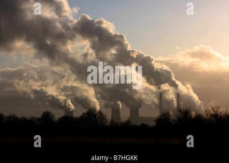 Il vapore che si elevano da una Coal Fired power station su un inverni freddi giorno. Foto Stock