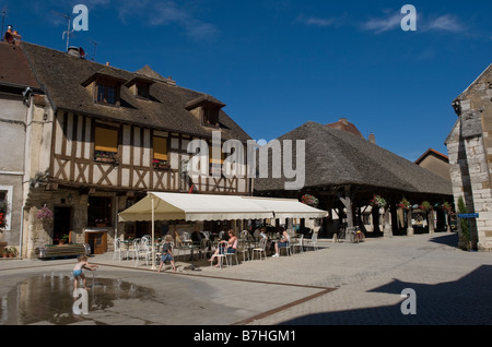 Metà edificio con travi di legno e il cafe' Auberge du centre Nolay Bordeaux Francia Foto Stock