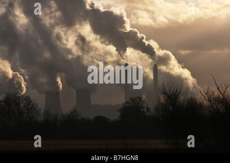 Il vapore che si elevano da una Coal Fired power station su un inverni freddi giorno. Foto Stock