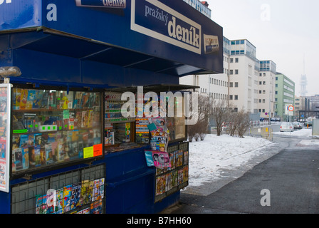 Chiosco giornali la vendita di sigarette e le altre cose nel quartiere di Zizkov a Praga Repubblica Ceca Europa Foto Stock