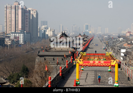 I turisti per passeggiare sulla sommità del muro difensivo che guaine Xian in Cina. Foto Stock