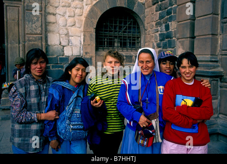 Tutti i peruviani, donne adulte, turisti, studenti peruviano, studenti, studenti field trip, chiostro, i chiostri, la Chiesa di Santo Domingo e il convento, Cuzco, Perù Foto Stock