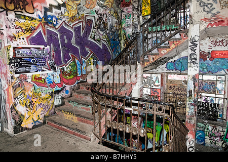 Grafitti pareti coperte in un vecchio squat Berlino Germania Foto Stock